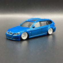 Load image into Gallery viewer, Custom BMW série 3 matchbox 1/64