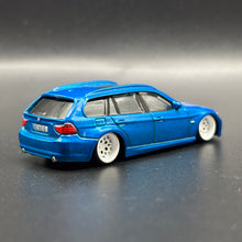 Load image into Gallery viewer, Custom BMW série 3 matchbox 1/64