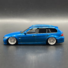Load image into Gallery viewer, Custom BMW série 3 matchbox 1/64