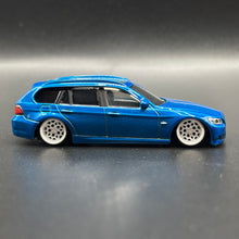 Load image into Gallery viewer, Custom BMW série 3 matchbox 1/64