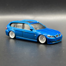 Load image into Gallery viewer, Custom BMW série 3 matchbox 1/64