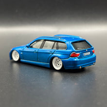 Load image into Gallery viewer, Custom BMW série 3 matchbox 1/64