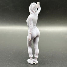 Charger l'image dans la galerie, Femme selfie 1/24 ou 1/18