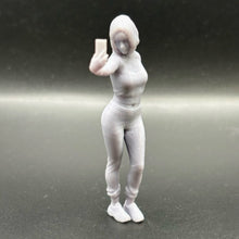 Charger l'image dans la galerie, Femme selfie 1/24 ou 1/18