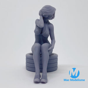 Femme Assise En Maillot - 1/24 Figurines