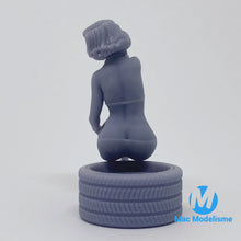 Cargue la imagen en la galería,Femme Assise En Maillot - 1/24 Figurines