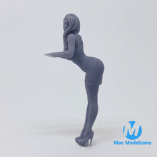 Load image into Gallery viewer, Femme Courbée Sappuyant - 1/24 Figurines