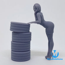 Load image into Gallery viewer, Femme Courbée Sappuyant - 1/24 Figurines