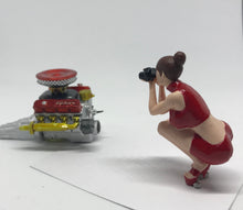 Load image into Gallery viewer, Crouching Woman Photographer - 1/24 or 1/18