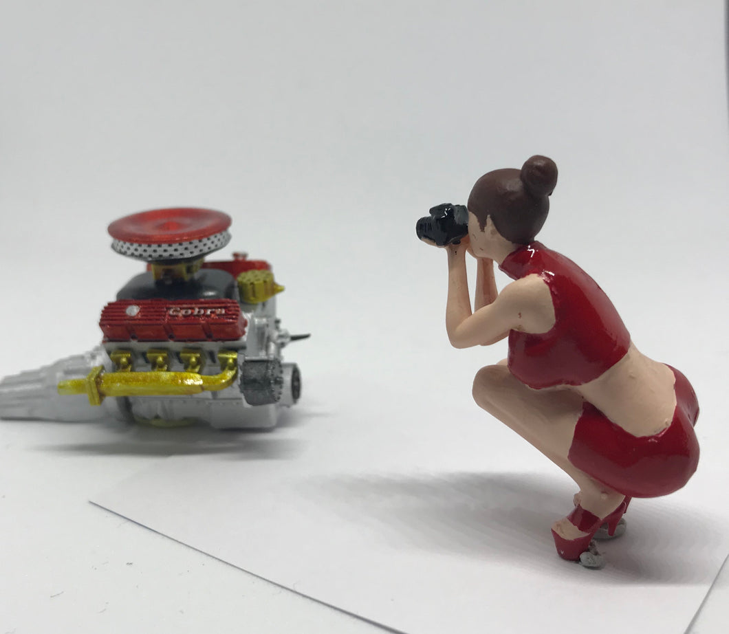 Crouching Woman Photographer - 1/24 or 1/18
